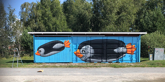 Pingviner målade på en container.
