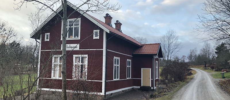 Häggeby skol- och bygdegårdsmuseum i en röd träbyggnad