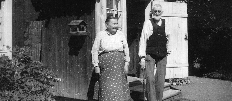 Ett svartvit fotografi på en man och en kvinna framför Soldattorpet
