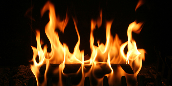 Eldsflammor från en liten eld som brinnger
