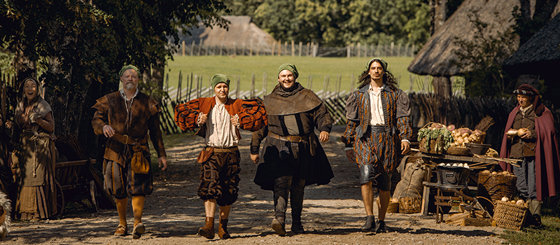 fyra män i gammeldags kläder