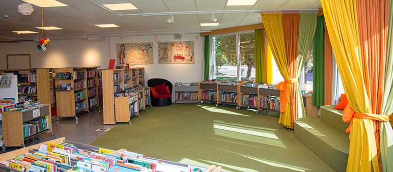 Håbo biblioteks barnavdelning, gradäng, bokhyllor och boktråg