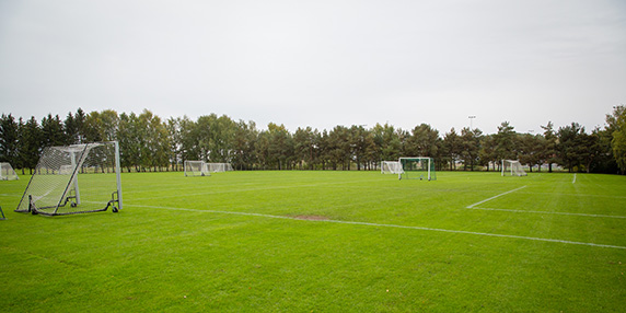 En fotbollsplan med flera mål