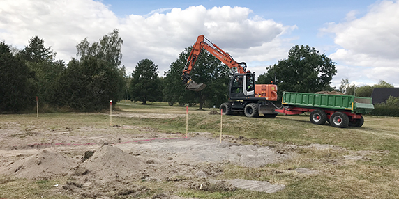 Lastbil och grävskopa startar arbetet med ny lekplats i Eneby, Bålsta.