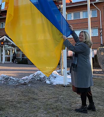 Kommunstyrelsens ordförande hissar Ukrainas flagga.