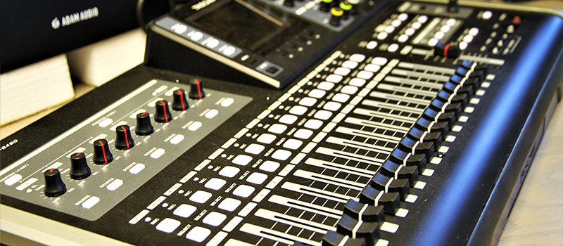 Bild på mixerbord för inspelning av musik.