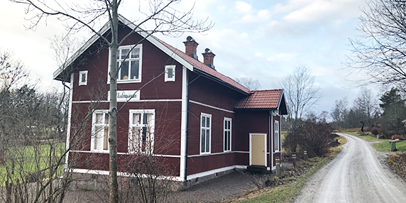 Häggeby skol- och bygdegårdsmuseum i en röd träbyggnad