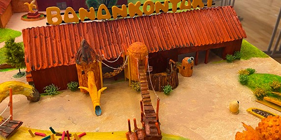 En modell av lekparken Banankontakt