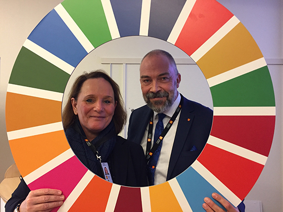 Lotta och Tobias i den färggranna Globala målen-cirkeln
