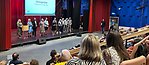 Medborgardialog med politiker på scen och publik i Fridegårdsgymnasiets aula