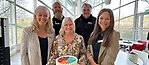 Styrelsen för Företagarna Håbo bjuder på tårta i kommunhuset