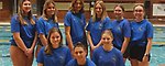 9 tjejer från simklubben i likadan blå tröjor